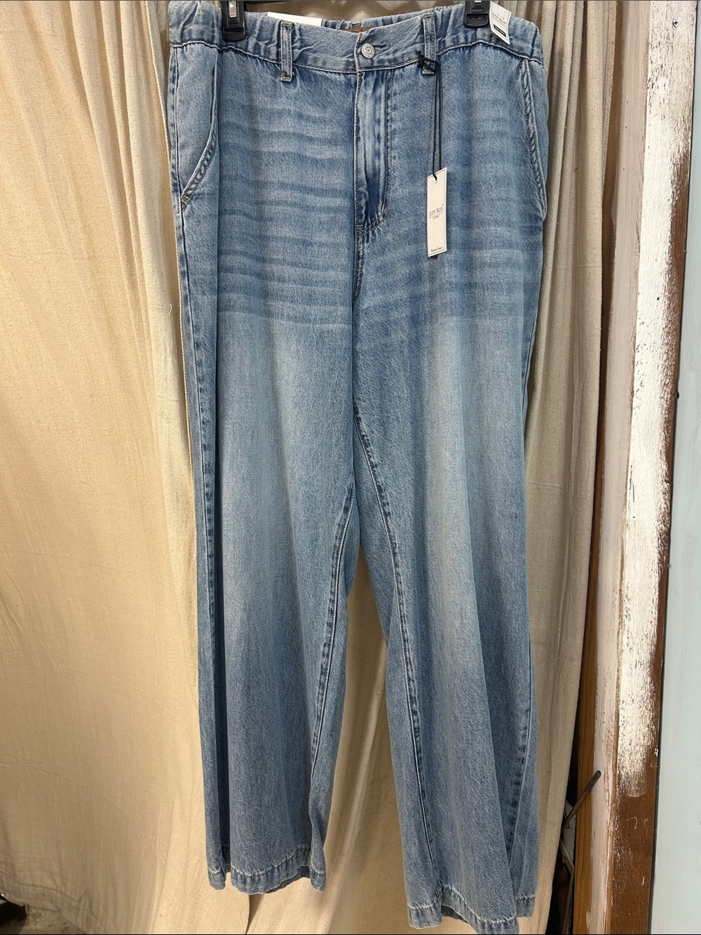 High-Rise Light Wash Elastic Waist Wide-Leg Baggy Jeans

Style # 881090